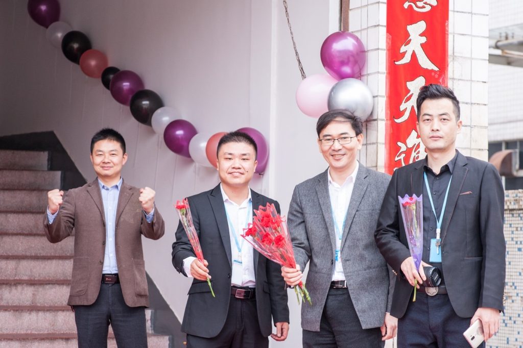 各部門(mén)負(fù)責(zé)人等候送祝福