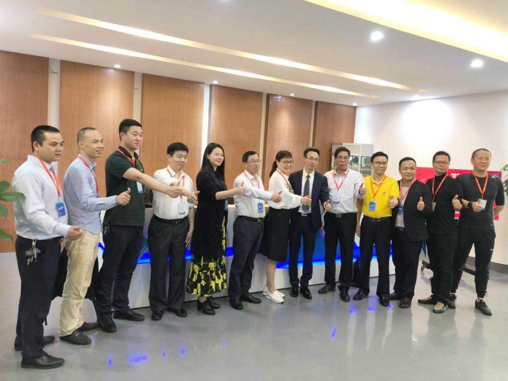 肖總與參觀領(lǐng)導合影