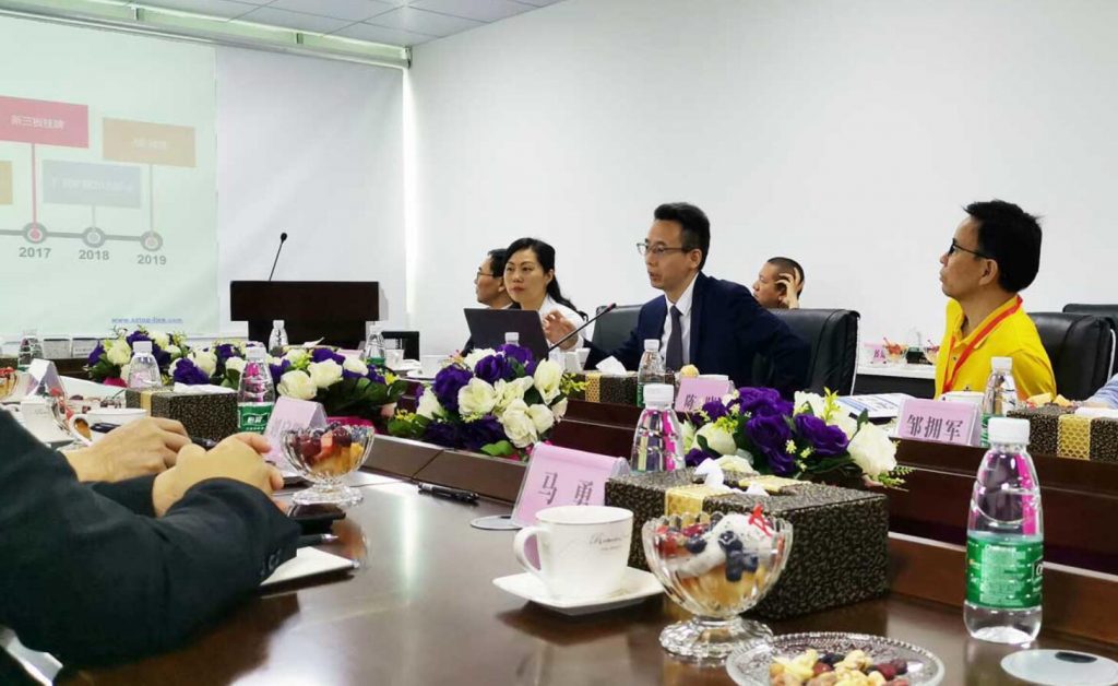 肖總向參觀領(lǐng)導介紹拓普聯(lián)科