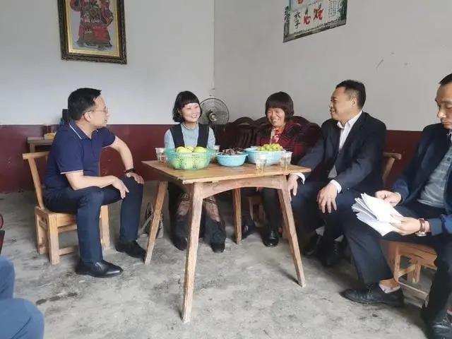 方小艷女士給謝正坤家送手術費