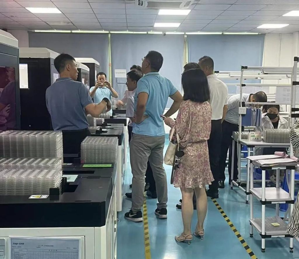 盧校長參觀拓普聯(lián)科車間